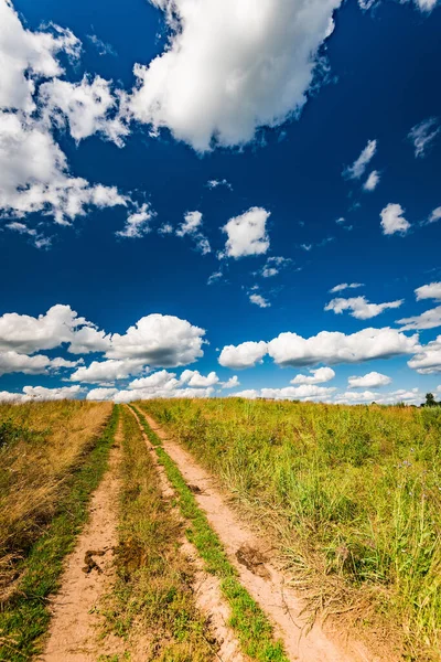 Paesaggio Rurale Strada Sterrata Nel Campo Cielo Blu Con Nuvole — Foto Stock