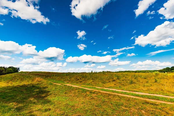 Wiejski Krajobraz Polna Droga Polu Błękitne Niebo Białymi Chmurami — Zdjęcie stockowe