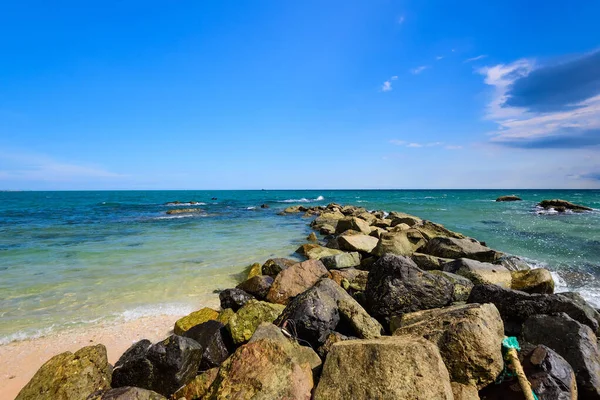 Красивый Морской Пейзаж Песчаным Пляжем Большими Камнями — стоковое фото