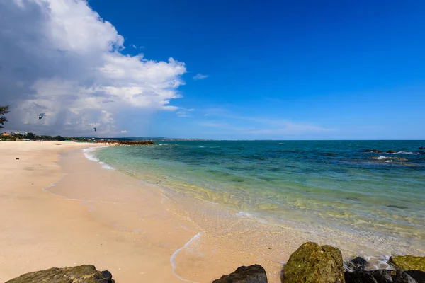 Piękny Krajobraz Morski Piaszczystą Plażą Dużymi Kamieniami — Zdjęcie stockowe