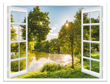 Yazın pencereden su ve ağaç manzarası.