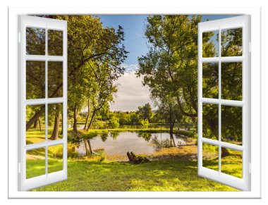 Yazın pencereden su ve ağaç manzarası.