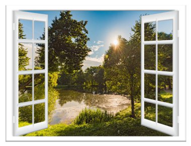 Yazın pencereden su ve ağaç manzarası.