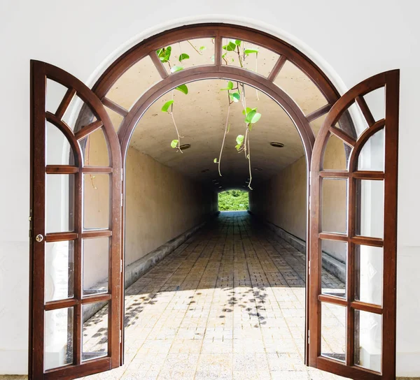 Entrada Arco Porta Madeira Aberta Para Túnel — Fotografia de Stock