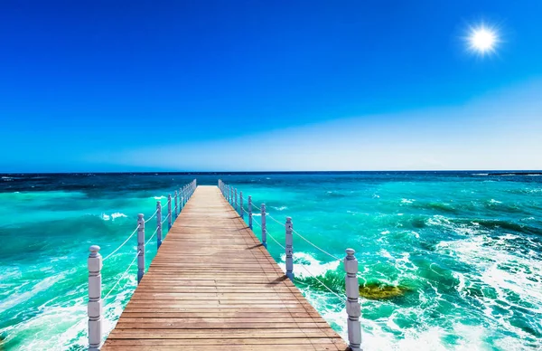 Ponte Stecche Legno Protende Nella Distesa Del Mare — Foto Stock