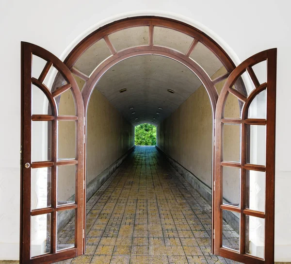 トンネルへの木の扉のアーチの入り口を開け — ストック写真