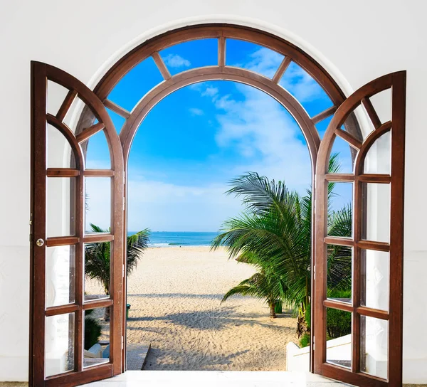 Palmiyelerin Sahil Manzarasına Erişimi Olan Açık Bir Kapı Stok Resim