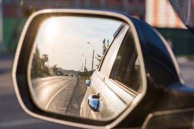 Araba penceresinden ve aynasından görüntü