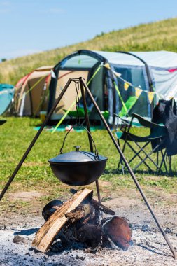 Şenlik ateşinin etrafında dolaşan bir çaydanlık.