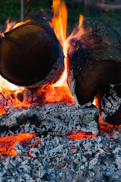 Οργισμένες Φλόγες Κόκκινη Φωτιά Μαύρο Φόντο — Φωτογραφία Αρχείου