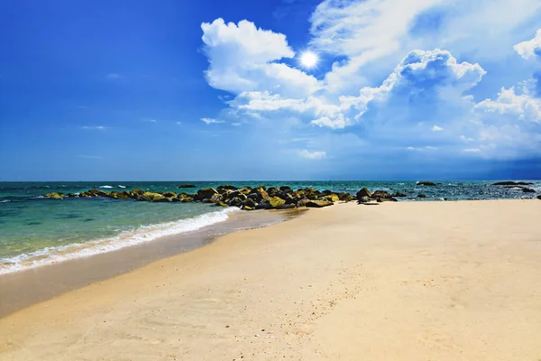 Песчаный Пляж Спокойный Морской Серфинг — стоковое фото
