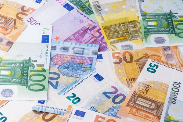 Farklı mezheplerin Euro banknotları.