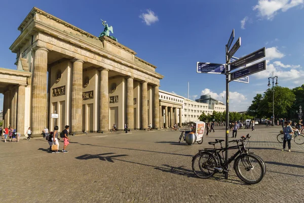 德国柏林 2018年5月25日 游客们在国会大厦前放松和拍照 德国议会的位子 — 图库照片