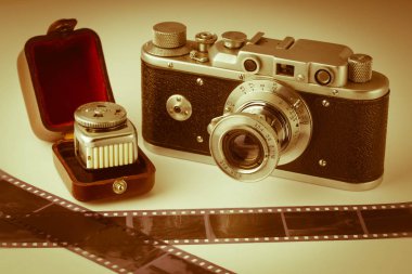 Analog fotoğrafçılık. Eski analog kamera, ışık ölçer ve film. Vintage tonlama. Harika fotoğraflar basit teknoloji: yüksek teknoloji olmadan fotoğraf çekmek.