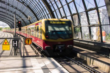 Berlin, Almanya - 6 Haziran 2018: S-Tren Garı Berlin. (Hauptbahnhof )