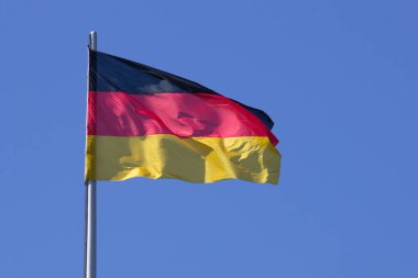 Berlin, Almanya, 6 Haziran 2018 - Alman bayrağı bayrak direğine mavi gökyüzü.