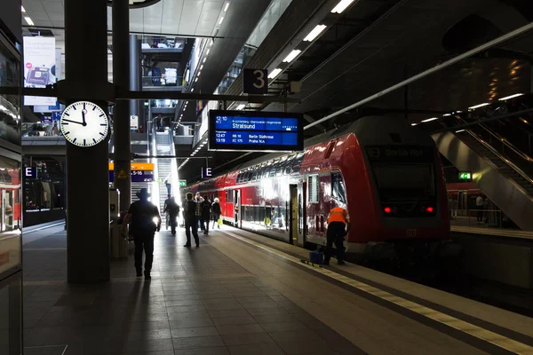 Berlin, Almanya - 6 Haziran 2018 - Berlin Tren istasyonunun düşük platformda görüntüleyin. (Hauptbahnhof )