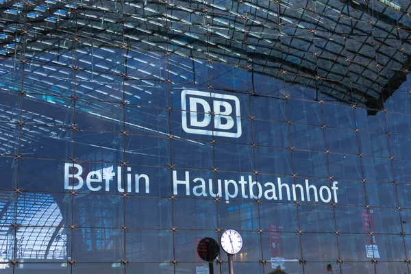 柏林德国 2018年6月6日 德国铁路标志 德意志铁道 在柏林主要火车站的玻璃幕墙上 — 图库照片