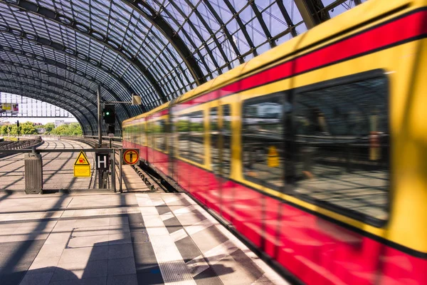 Berlin, Almanya - 6 Haziran 2018: S-Tren Garı Berlin. (Hauptbahnhof )