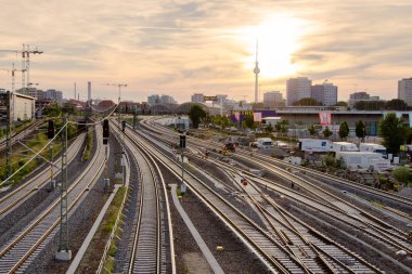 Berlin, Almanya, 6 Haziran 2018: görünüm demiryolu parça ve Tv Kulesi batımında Varşova Bridge (Varşova sokak).