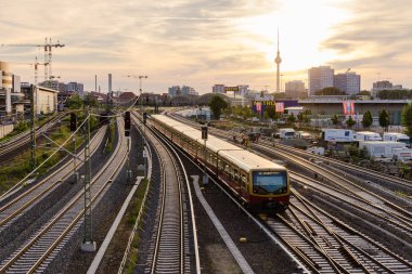 Berlin, Almanya, 6 Haziran 2018: görünüm demiryolu parça ve Tv Kulesi batımında Varşova Bridge (Varşova sokak).