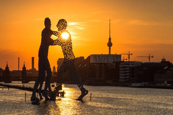 Berlin, Almanya - 6 Haziran 2018 - molekül adam ve manzarası. Gün batımında erbaş köprü görünümü.