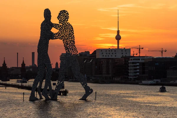 Berlino Germania Giugno 2018 Molecule Man Skyline Vista Dal Ponte — Foto Stock