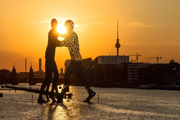 Berlin, Almanya - 6 Haziran 2018 - molekül adam ve manzarası. Gün batımında erbaş köprü görünümü.