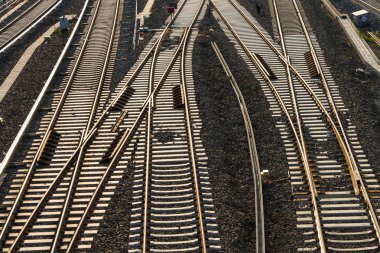 Tren raylara beton uyuyanlar. Gün batımında üstten görünüm.