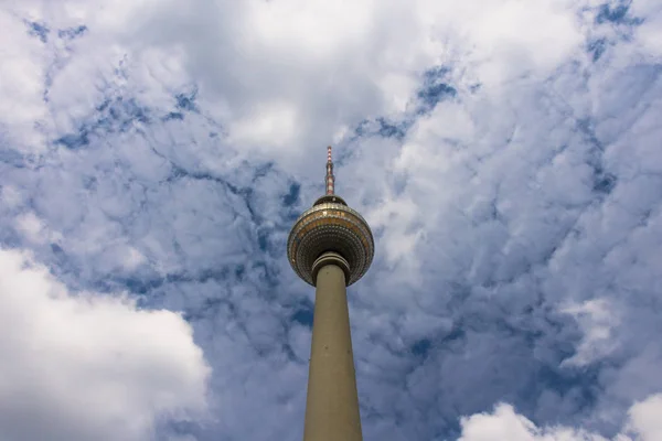 Berlin Almanya Haziran 2018 Mavi Gökyüzü Bulutlar Karşı Berlin Kulesi — Stok fotoğraf