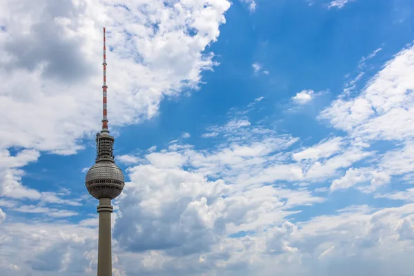 德国柏林 2018年6月18日 柏林电视塔对蓝天和云彩 Fernsehturm — 图库照片