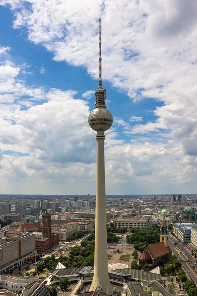 德国柏林 2018年6月16日 柏林电视塔对蓝天和云彩 Fernsehturm 从公园客栈的看法 — 图库照片