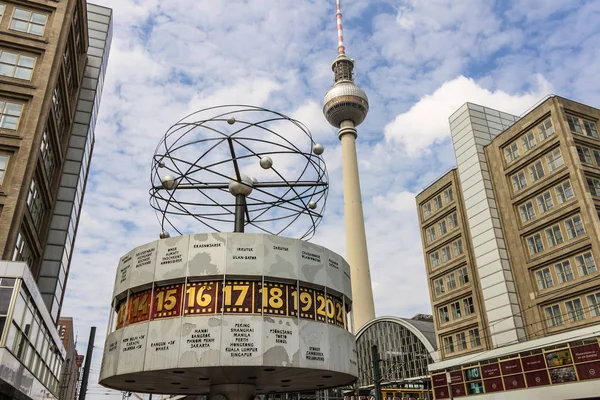 Berlin, Almanya - 16 Haziran 2018: Urania Dünya saati genel Alexanderplatz Meydanı Fernsehturm televizyon kulesi, Berlin, Almanya.