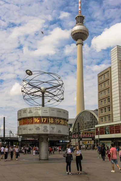 2018年6月16日 乌拉尼亚世界时钟在广场的亚历山大广场与 Fernsehturm 电视塔在柏林 — 图库照片