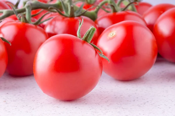 Beyaz arka plan üzerinde güzel olgun domates. Birçok yemekler, soslar, salata ve içecekler için madde.
