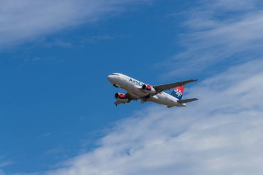 Berlin, Almanya - 7 Temmuz 2018: Airserbia Airbus A319-132 Berlin Tegel Havaalanı'ndan kalktıktan. A319 160 yolcu taşıyan ve 3.700 en fazla bir yelpazesine sahiptir NMI.