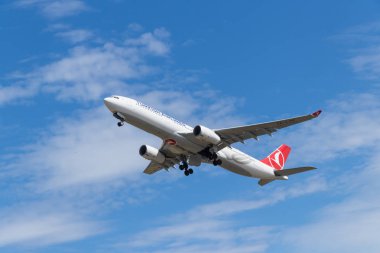 Berlin, Almanya - 7 Temmuz 2018: Türk Hava Yolları'nın Airbus Airbus A330-343 kalkış Berlin Tegel Havaalanından. Geniş gövdeli jet yolcu uçağı.