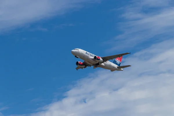 Berlin, Almanya - 7 Temmuz 2018: Airserbia Airbus A319-132 Berlin Tegel Havaalanı'ndan kalktıktan. A319 160 yolcu taşıyan ve 3.700 en fazla bir yelpazesine sahiptir NMI.