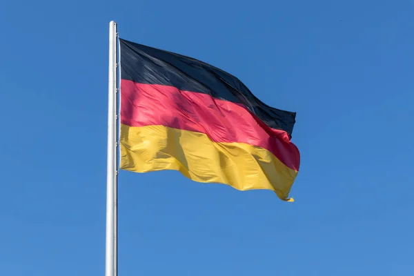 Berlin Germania Iulie 2018 Drapelul German Steagul Cerul Albastru — Fotografie, imagine de stoc