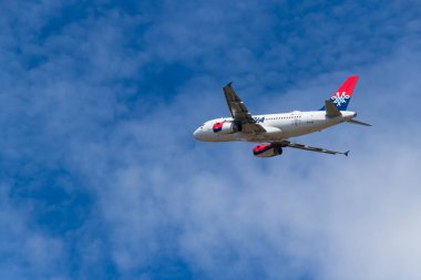 Berlin, Almanya - 7 Temmuz 2018: Airserbia Airbus A319-132 Berlin Tegel Havaalanı'ndan kalktıktan. A319 160 yolcu taşıyan ve 3.700 en fazla bir yelpazesine sahiptir NMI.