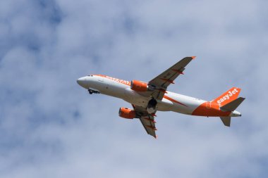 Berlin, Almanya - 7 Temmuz 2018: easyjet Airbus A320-214 Berlin Tegel havaalanından çıkartıyor. Dar gövdeli jet yolcu uçağı.