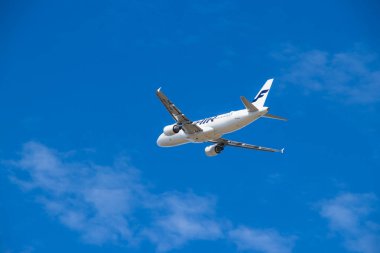 Berlin, Almanya-Temmuz 7, 2018: Finnair, Airbus A320-214 Berlin Tegel havaalanından çıkartıyor. Dar gövdeli jet yolcu uçağı.