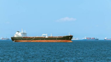 Akdeniz tankere. Arka planda diğer taşıma gemileri vardır.