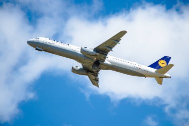 Berlin, Almanya-Temmuz 7, 2018: Lufthansa, Airbus Airbus A321-231 Berlin Tegel havaalanından alır.