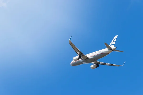 Berlin, Almanya - 7 Temmuz 2018: Berlin Tegel Havaalanı'ndan Airbus A320-232 ege havayolları, çıkartıyor.