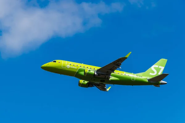 Berlin, Almanya - 7 Temmuz 2018: Berlin Tegel havaalanından Embraer Erj-170su S7 havayolu, çıkartıyor.