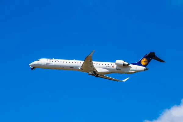 Berlin, Almanya - 7 Temmuz 2018: Lufthansa, Bombardier Crj-900lr Berlin Tegel havaalanından alır.