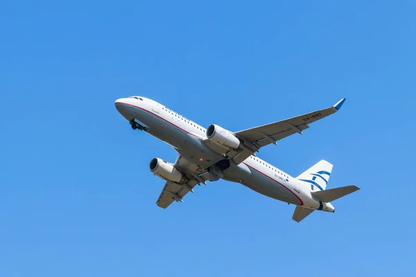 Berlin, Almanya - 7 Temmuz 2018: Berlin Tegel Havaalanı'ndan Airbus A320-232 ege havayolları, çıkartıyor.