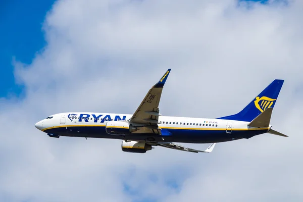 Berlin, Almanya - 7 Temmuz 2018: Ryanair, Boeing 737-8as Berlin Tegel havaalanından çıkartıyor. Dar gövdeli jet yolcu uçağı.