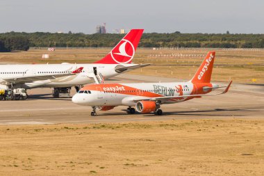 Berlin, Almanya-Eylül 7, 2018: easyjet (Berlin üniforma), Airbus A320-214 Berlin Tegel Havaalanı'nda. Arka planda, Türk Hava Yolları uçak.
